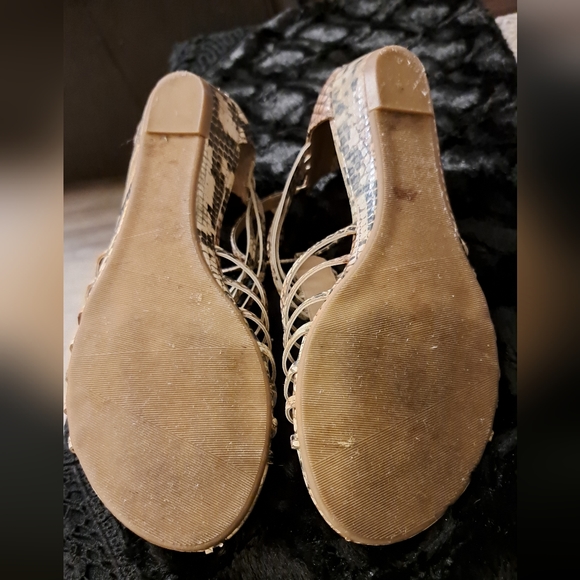 A lovely pair of leopard design sandals. - Picture 4 of 5